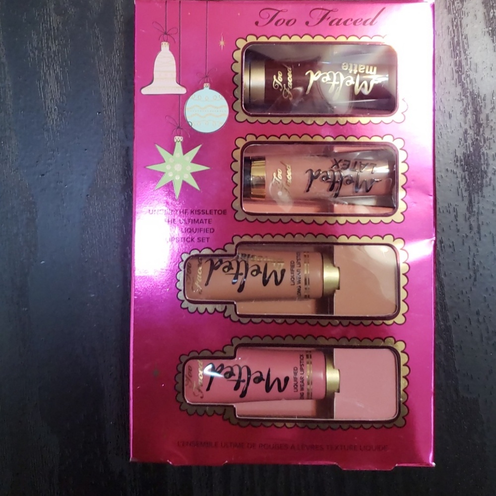 Too faced under the kissletoe set